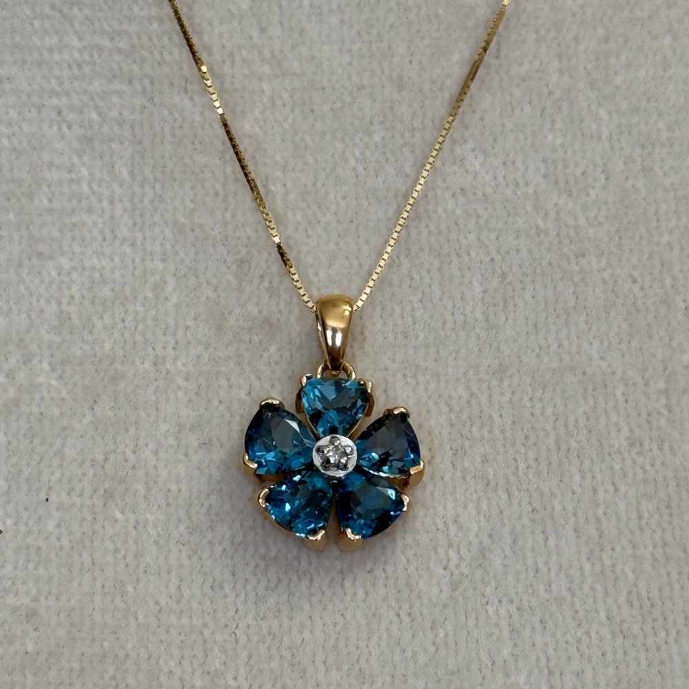 14k Gold and Blue Gemstone Flower Pendant Necklace